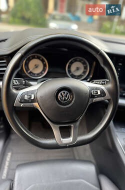 Внедорожник / Кроссовер Volkswagen Touareg 2019 в 