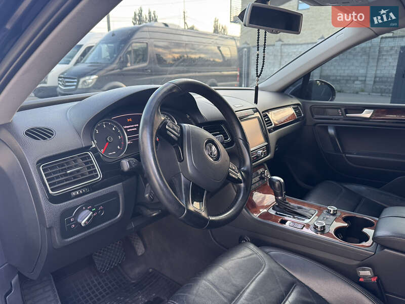 Внедорожник / Кроссовер Volkswagen Touareg 2010 в Ровно