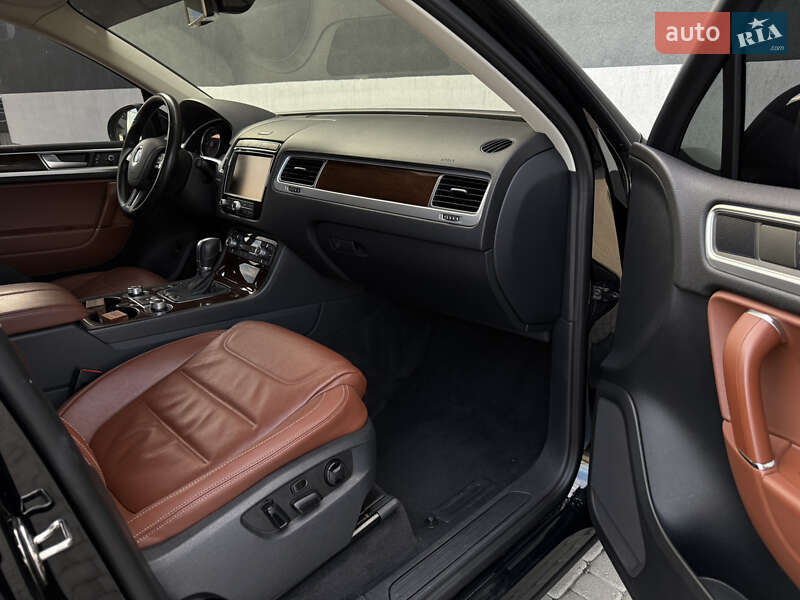 Внедорожник / Кроссовер Volkswagen Touareg 2015 в Тернополе