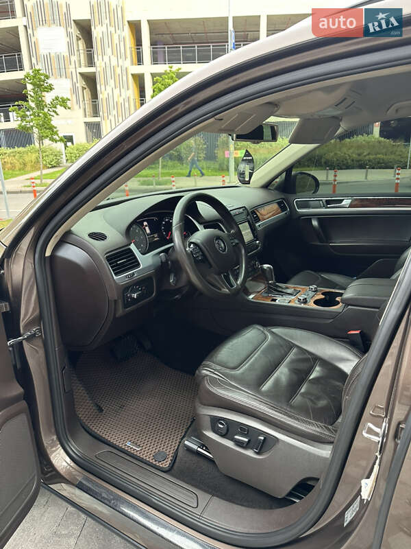 Позашляховик / Кросовер Volkswagen Touareg 2012 в Києві