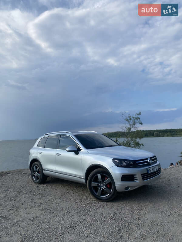 Позашляховик / Кросовер Volkswagen Touareg 2011 в Запоріжжі