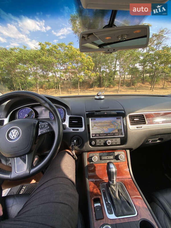 Позашляховик / Кросовер Volkswagen Touareg 2011 в Запоріжжі