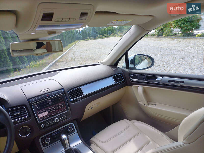 Позашляховик / Кросовер Volkswagen Touareg 2016 в Києві