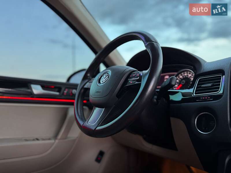 Внедорожник / Кроссовер Volkswagen Touareg 2013 в Ровно