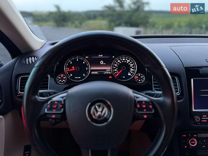 Внедорожник / Кроссовер Volkswagen Touareg 2013 в Ровно