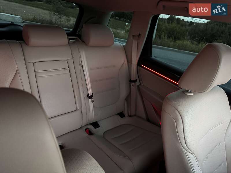 Внедорожник / Кроссовер Volkswagen Touareg 2013 в Ровно