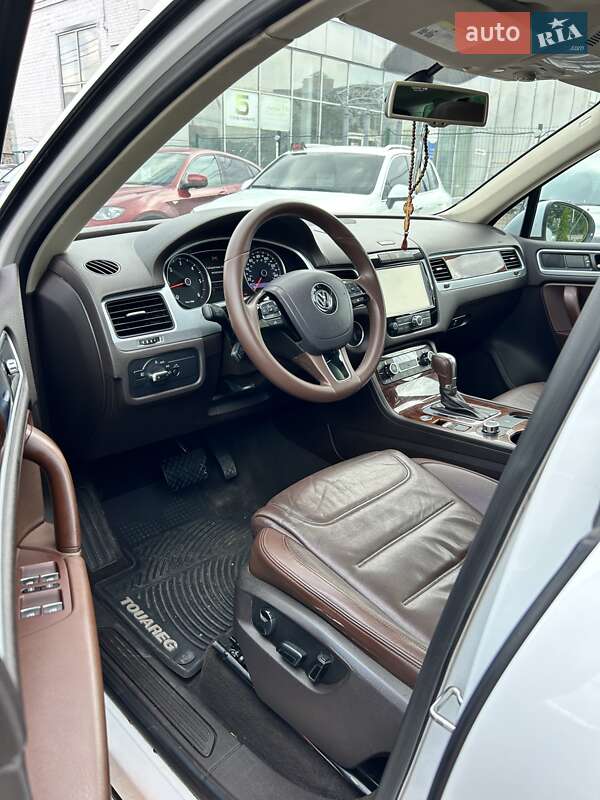 Внедорожник / Кроссовер Volkswagen Touareg 2014 в Сумах