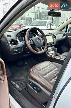 Позашляховик / Кросовер Volkswagen Touareg 2014 в 
