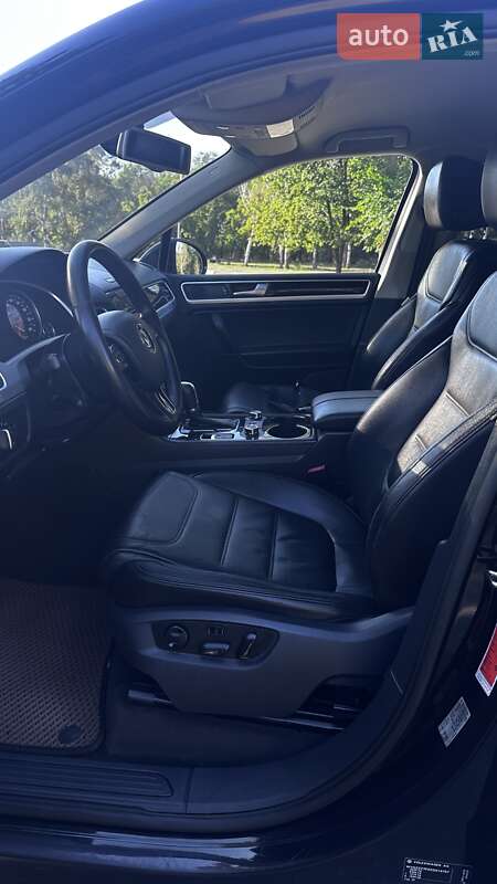 Позашляховик / Кросовер Volkswagen Touareg 2011 в Запоріжжі