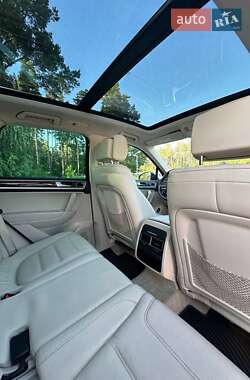 Внедорожник / Кроссовер Volkswagen Touareg 2011 в 