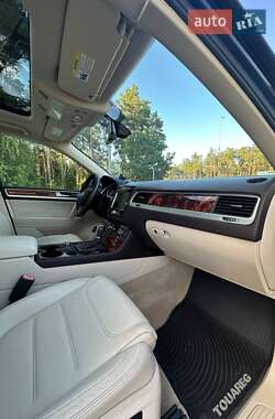 Внедорожник / Кроссовер Volkswagen Touareg 2011 в 
