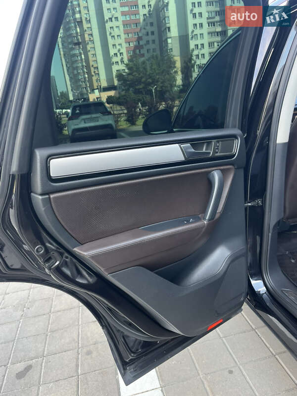 Позашляховик / Кросовер Volkswagen Touareg 2011 в Черкасах