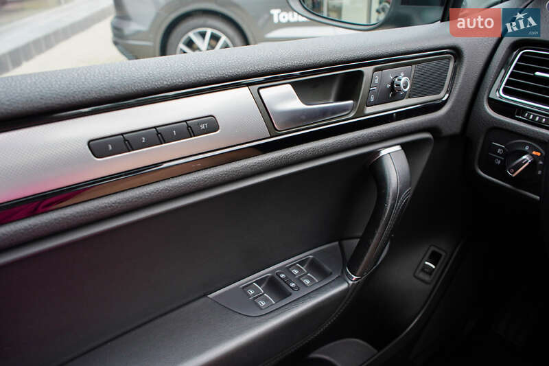 Внедорожник / Кроссовер Volkswagen Touareg 2014 в Житомире