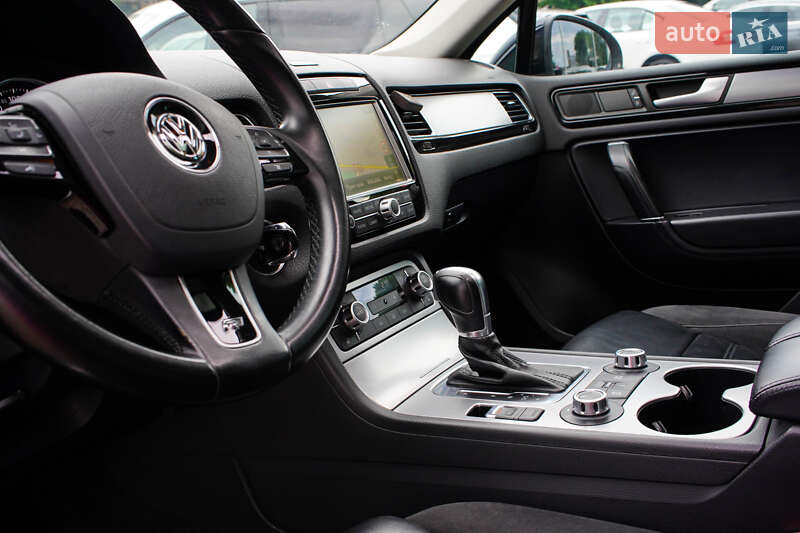 Внедорожник / Кроссовер Volkswagen Touareg 2014 в Житомире