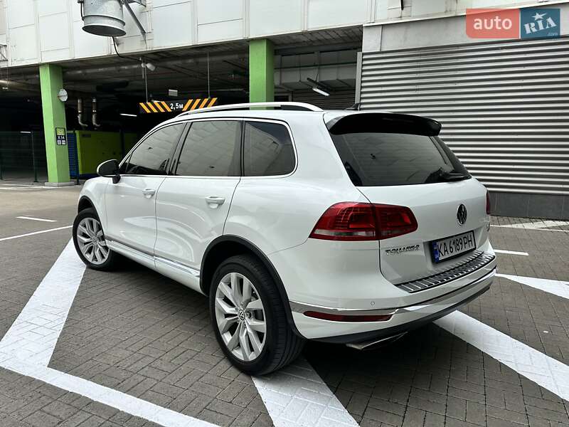 Позашляховик / Кросовер Volkswagen Touareg 2016 в Києві