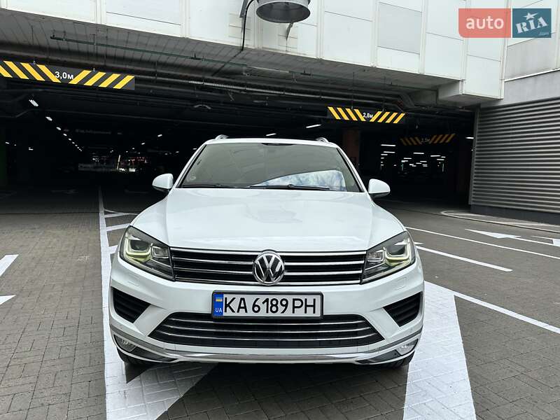 Позашляховик / Кросовер Volkswagen Touareg 2016 в Києві