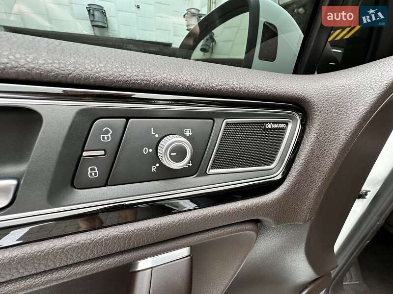 Позашляховик / Кросовер Volkswagen Touareg 2016 в Києві
