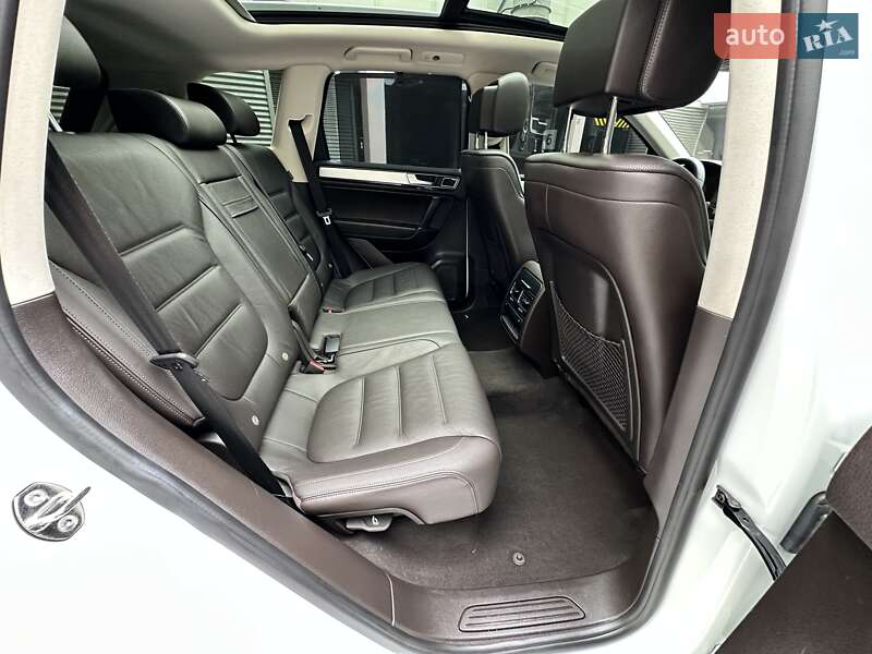 Позашляховик / Кросовер Volkswagen Touareg 2016 в Києві