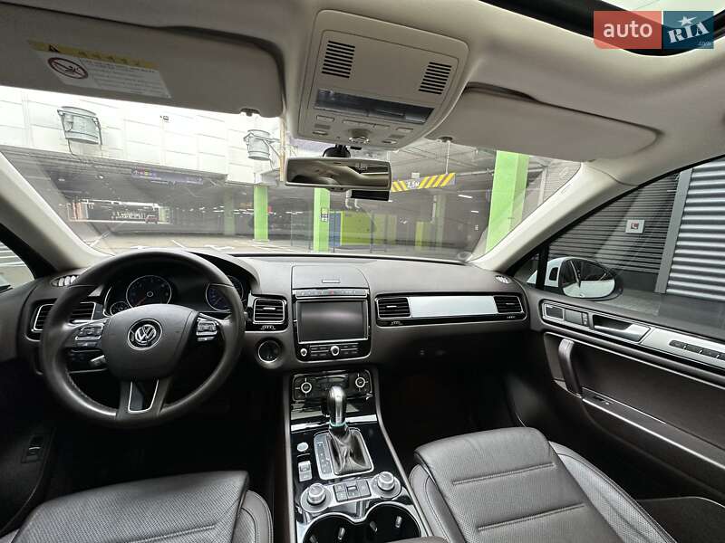 Позашляховик / Кросовер Volkswagen Touareg 2016 в Києві