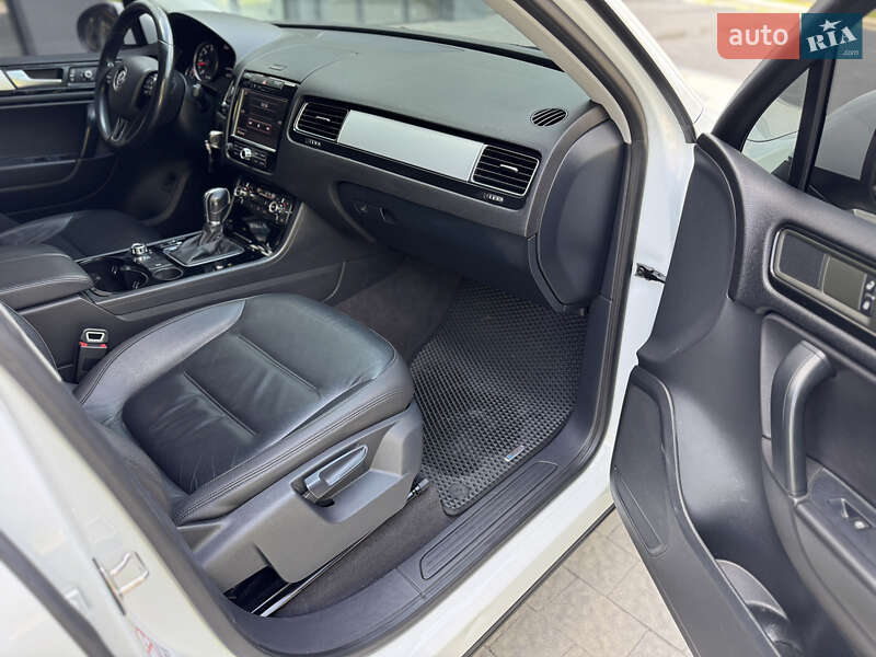Внедорожник / Кроссовер Volkswagen Touareg 2013 в Львове
