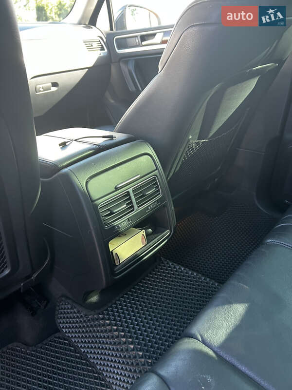 Внедорожник / Кроссовер Volkswagen Touareg 2012 в Ровно
