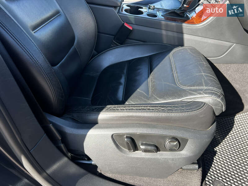 Внедорожник / Кроссовер Volkswagen Touareg 2012 в Ровно