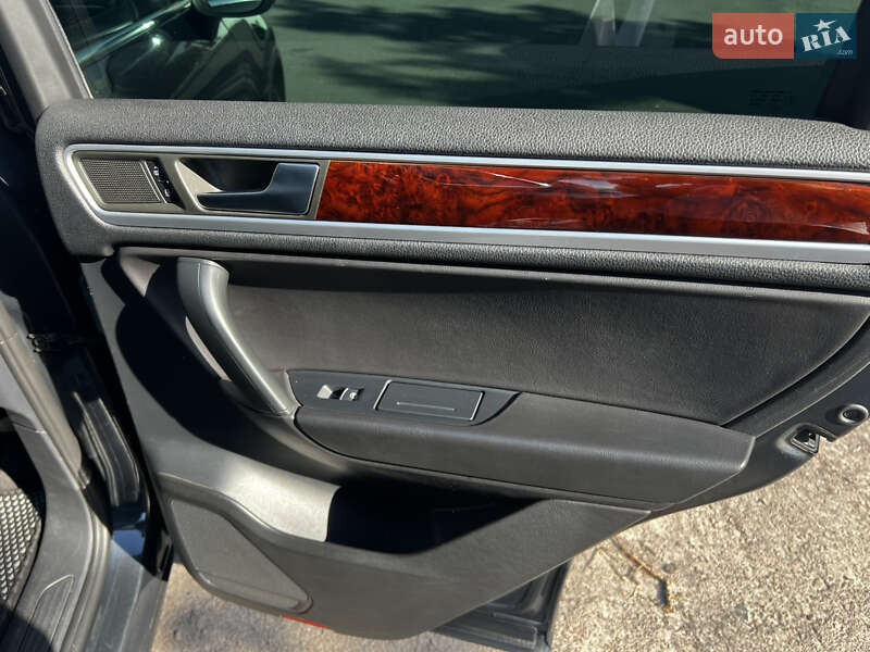 Внедорожник / Кроссовер Volkswagen Touareg 2012 в Ровно