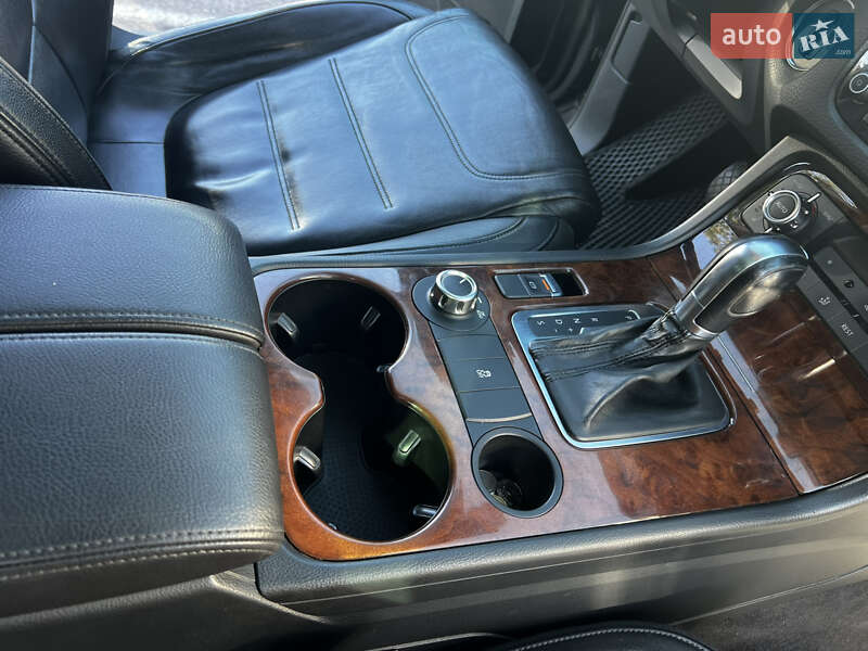 Внедорожник / Кроссовер Volkswagen Touareg 2012 в Ровно