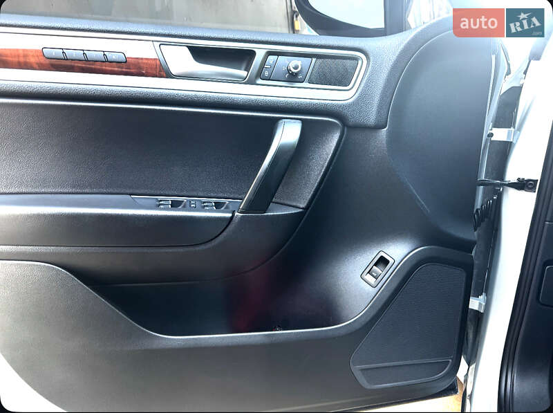 Внедорожник / Кроссовер Volkswagen Touareg 2012 в Черновцах
