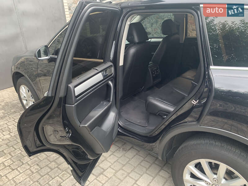Внедорожник / Кроссовер Volkswagen Touareg 2013 в Киеве