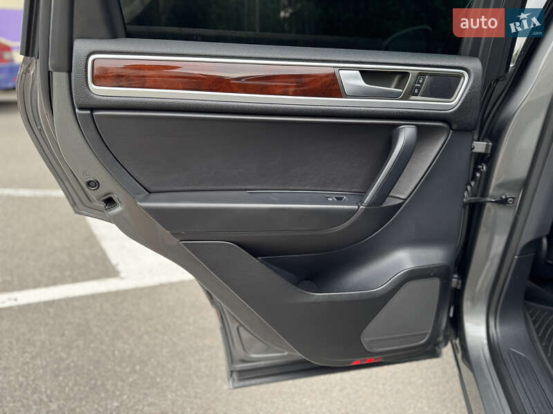Позашляховик / Кросовер Volkswagen Touareg 2013 в Києві