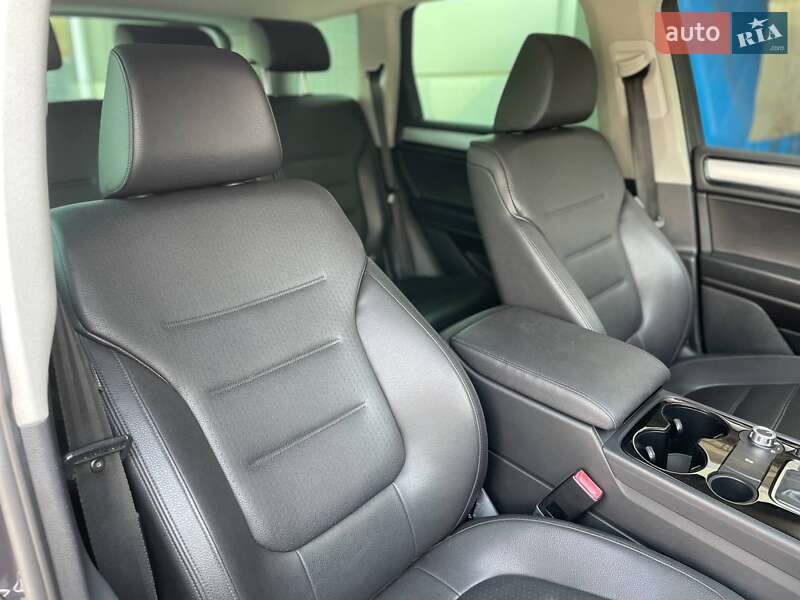 Позашляховик / Кросовер Volkswagen Touareg 2012 в Миколаєві