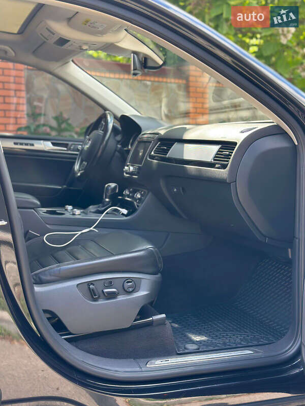 Внедорожник / Кроссовер Volkswagen Touareg 2016 в Киеве