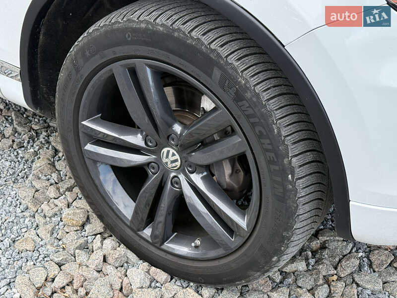 Позашляховик / Кросовер Volkswagen Touareg 2012 в Стрию