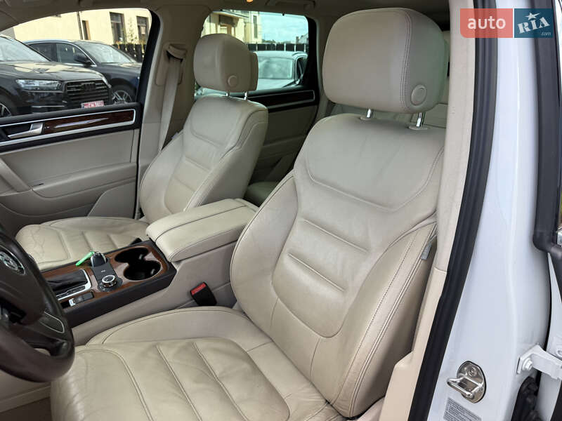 Позашляховик / Кросовер Volkswagen Touareg 2012 в Стрию