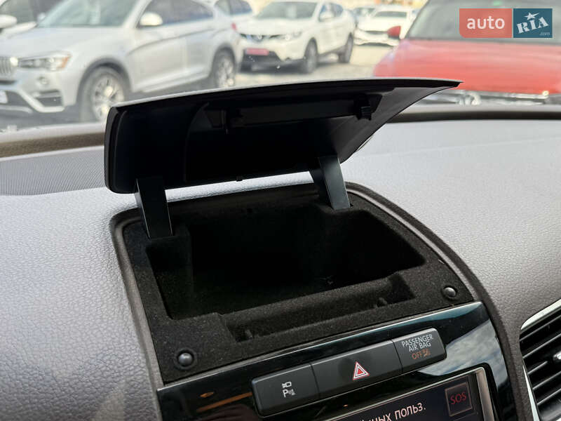 Позашляховик / Кросовер Volkswagen Touareg 2012 в Стрию