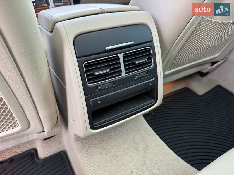 Позашляховик / Кросовер Volkswagen Touareg 2012 в Стрию