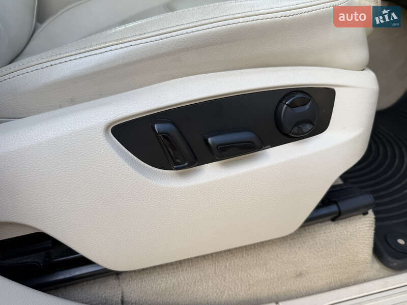 Позашляховик / Кросовер Volkswagen Touareg 2012 в Стрию