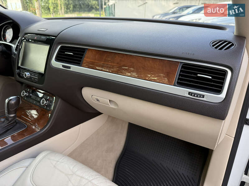 Позашляховик / Кросовер Volkswagen Touareg 2012 в Стрию