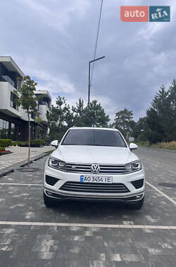 Внедорожник / Кроссовер Volkswagen Touareg 2015 в Ужгороде