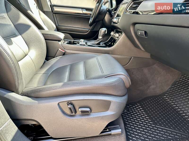 Позашляховик / Кросовер Volkswagen Touareg 2014 в Вінниці