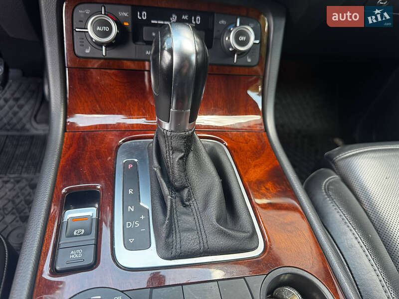 Внедорожник / Кроссовер Volkswagen Touareg 2014 в Киеве