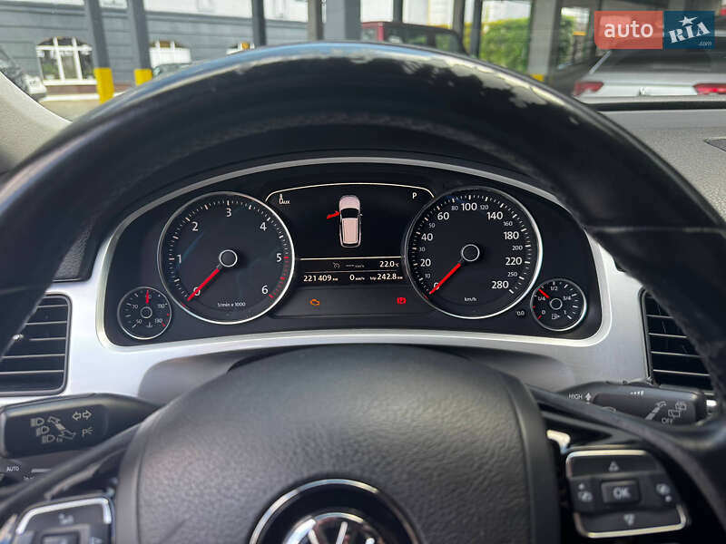 Внедорожник / Кроссовер Volkswagen Touareg 2014 в Киеве