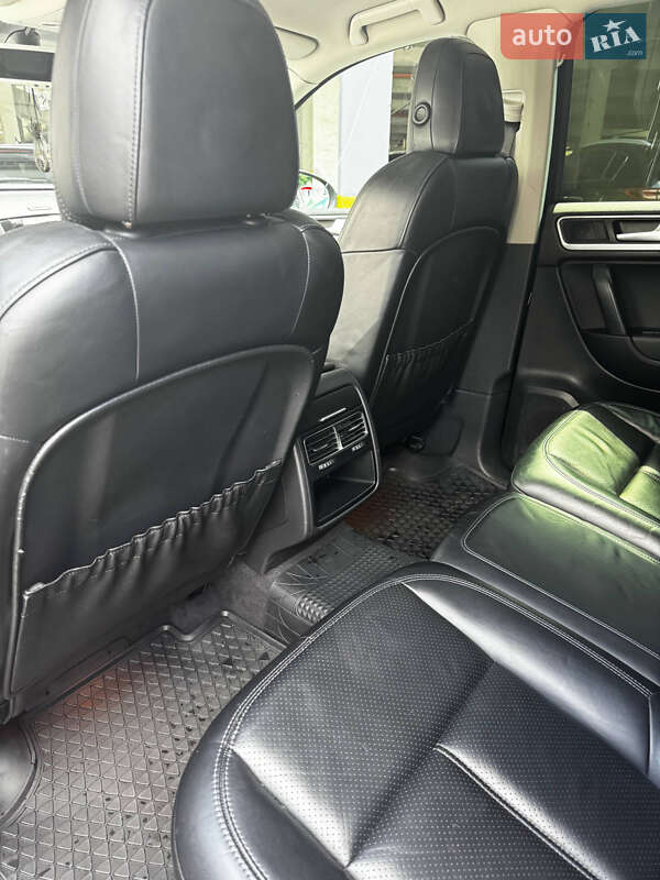 Внедорожник / Кроссовер Volkswagen Touareg 2014 в Киеве