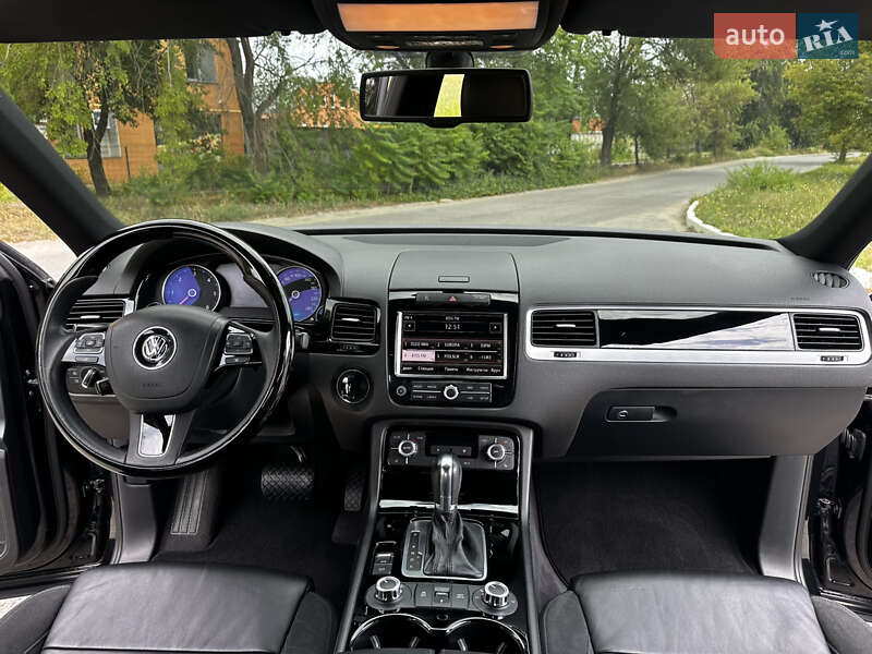 Внедорожник / Кроссовер Volkswagen Touareg 2012 в Днепре