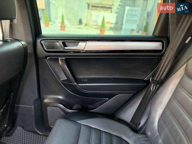 Внедорожник / Кроссовер Volkswagen Touareg 2016 в Одессе