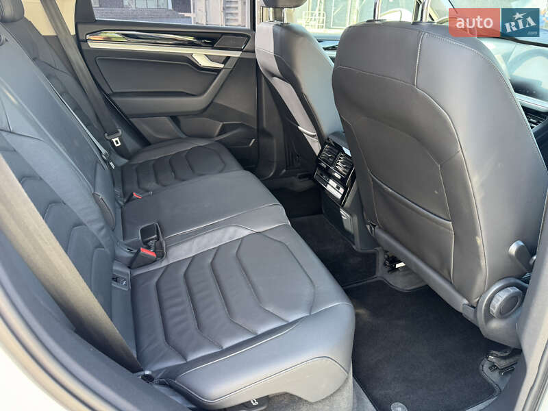 Внедорожник / Кроссовер Volkswagen Touareg 2019 в Тячеве