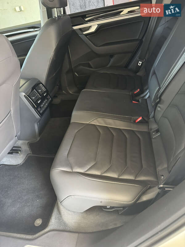 Внедорожник / Кроссовер Volkswagen Touareg 2019 в Тячеве