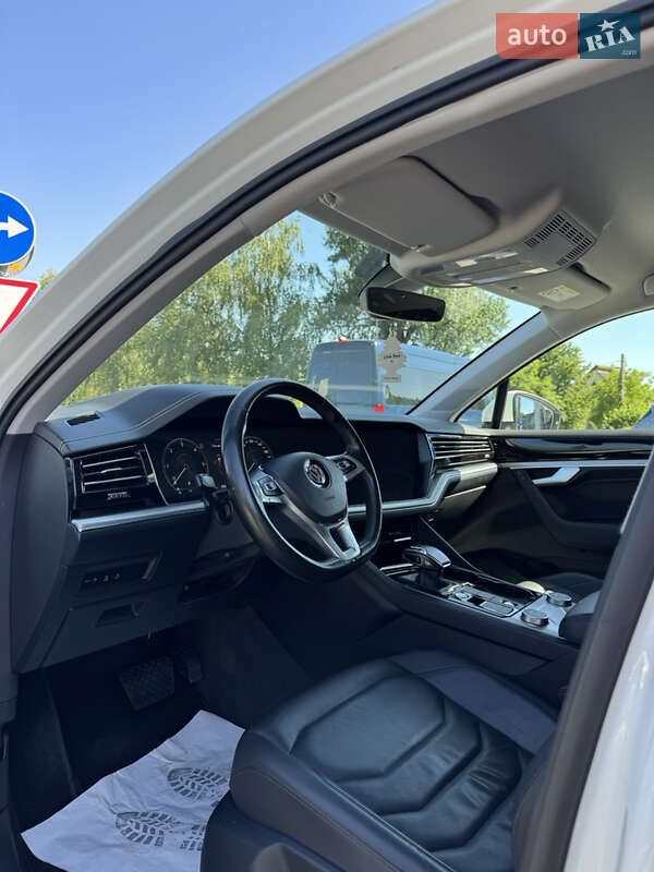 Внедорожник / Кроссовер Volkswagen Touareg 2019 в Тячеве