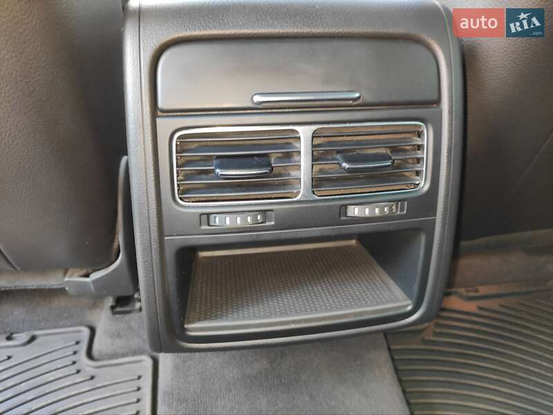 Позашляховик / Кросовер Volkswagen Touareg 2011 в Полтаві